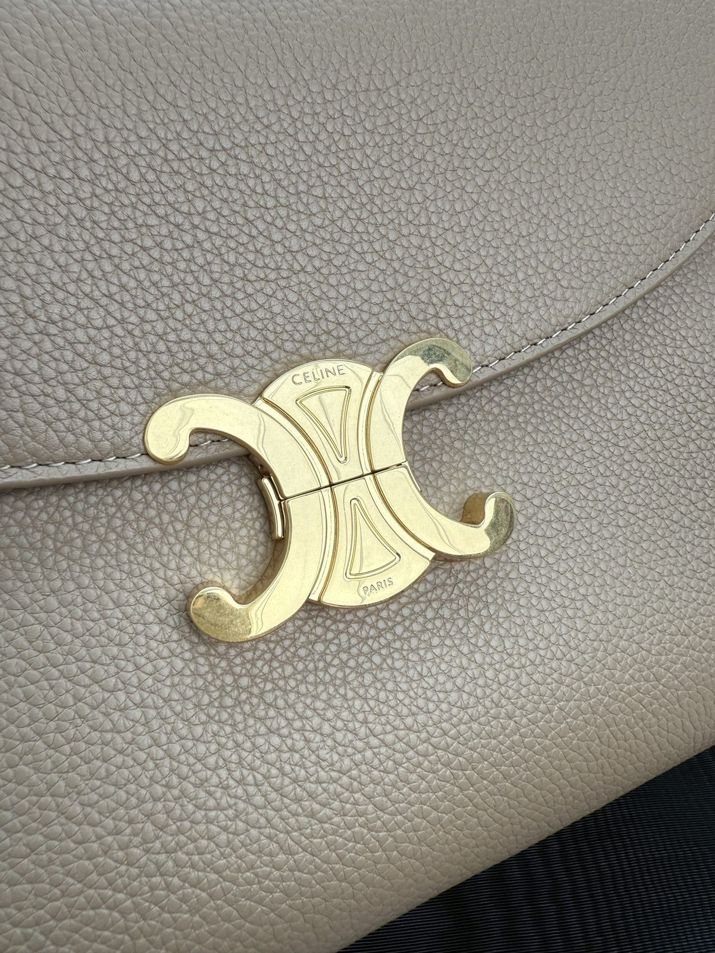 Ce1i*e Medium Nino Bag In S*pple Graind Calfskin 25x17.5x10cm