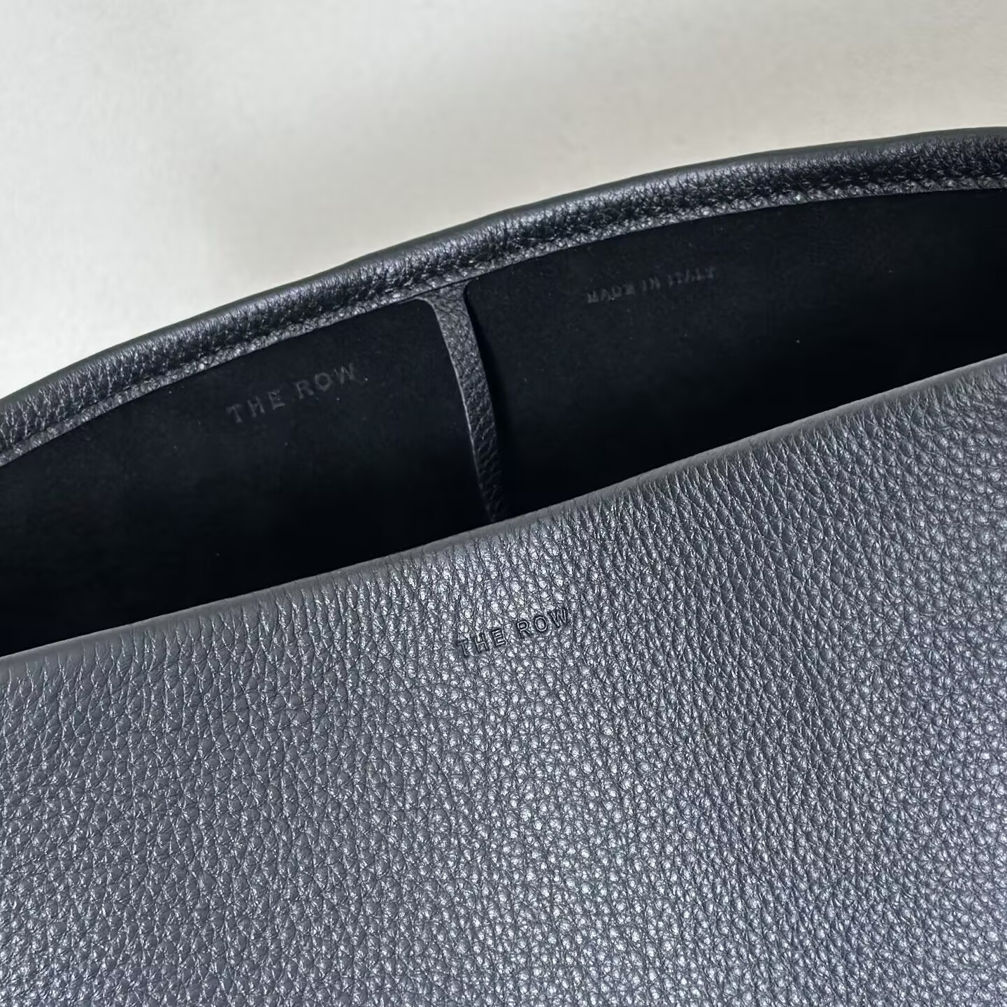 The R0w Medium N/S Park Tote Bag in Leather 16.5x16.5x28cm