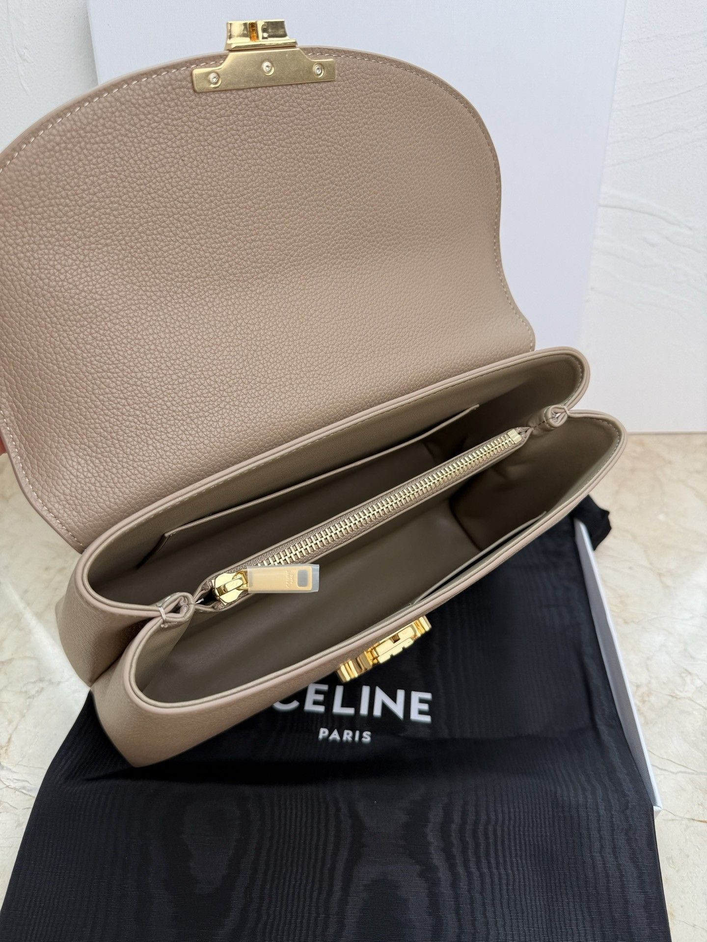 Ce1i*e Medium Nino Bag In S*pple Graind Calfskin 25x17.5x10cm