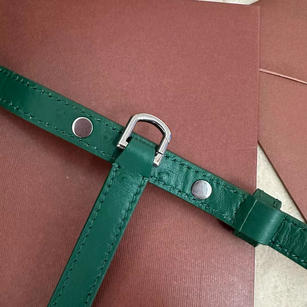 L0r0 P1ana Extra Pocket L19 Ostrich-grained Leather 11x19x6.5cm