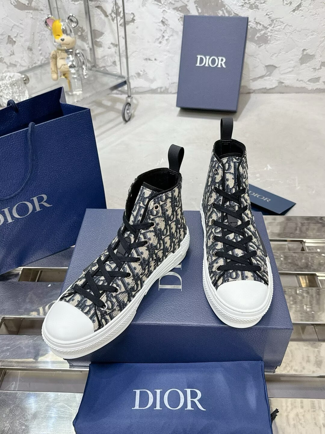 UA Dior Sneaker