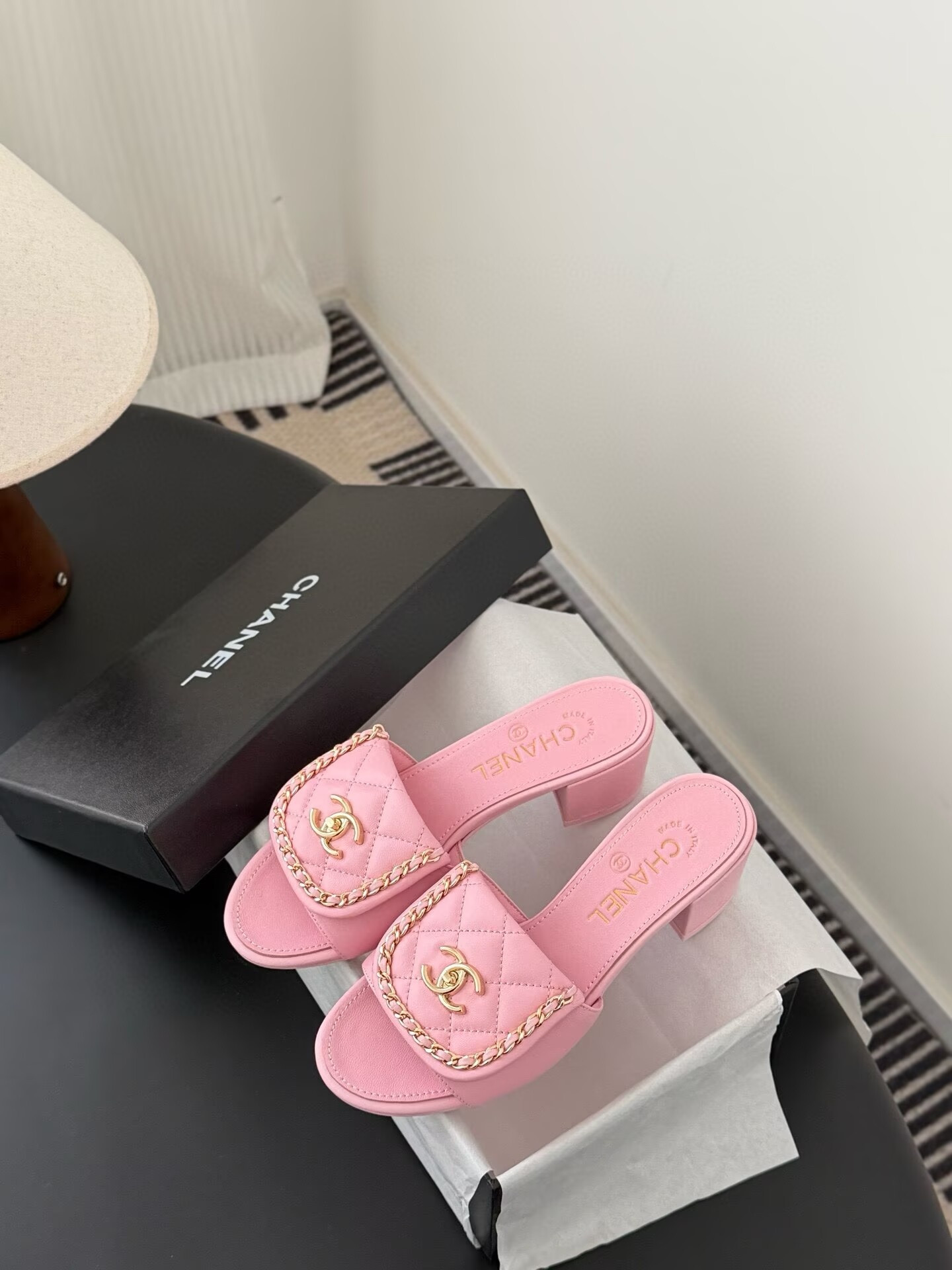 ua Ch**el slippers