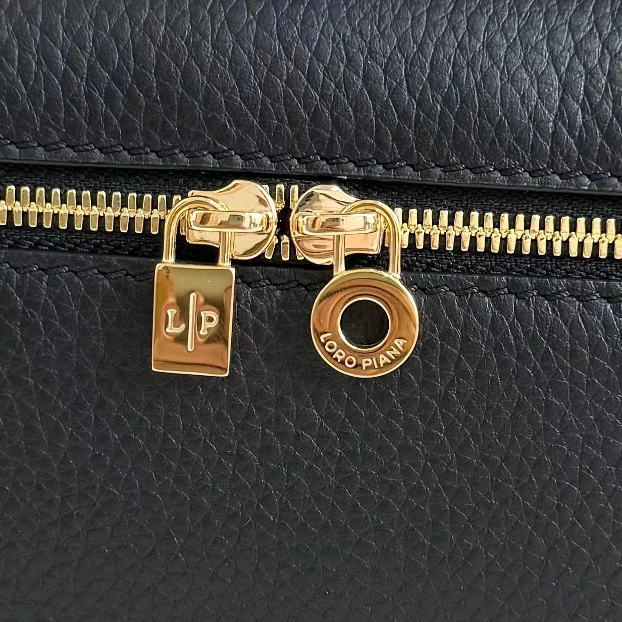 L0r0 P1ana Extra Pocket L19 Grained Calfskin 11 x 19 x 6.5 cm