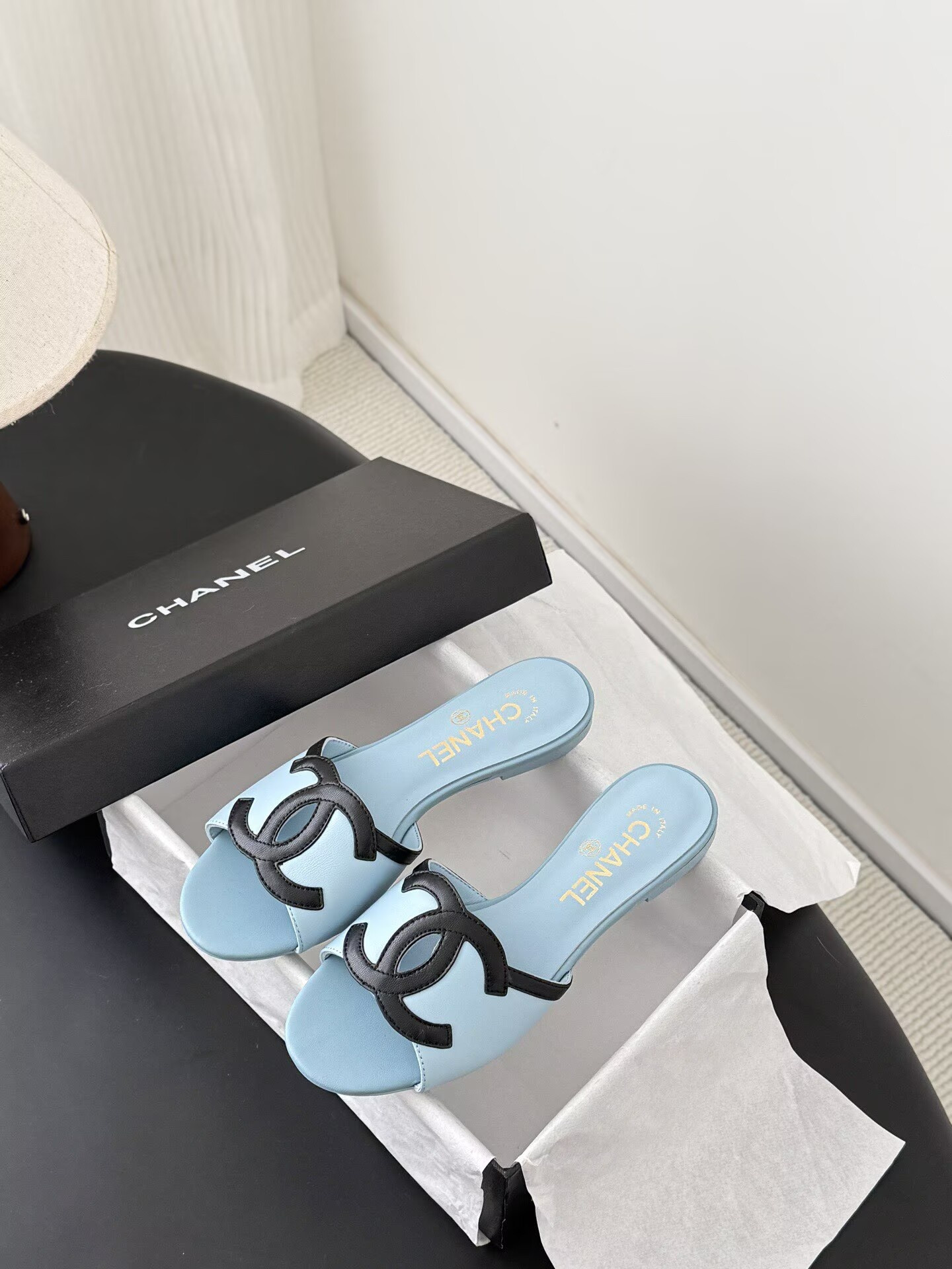 ua Ch**el sandals