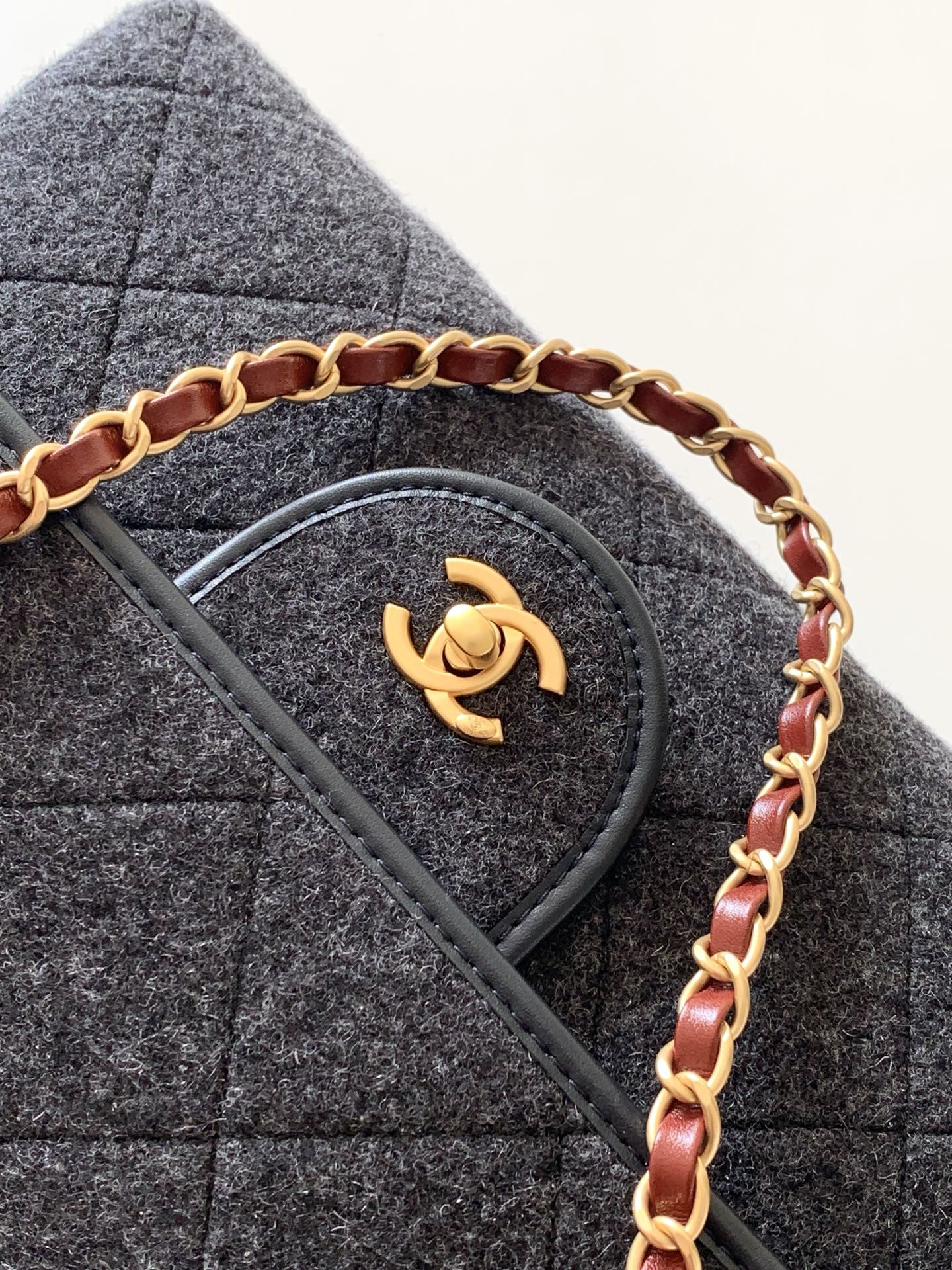 Ch**el Maxi Flap Bag with Top Handle  33x56x7cm