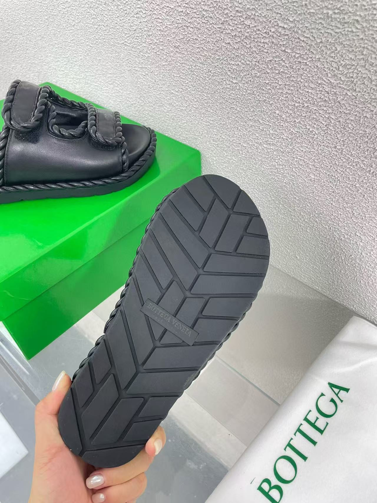 UA B0tt*ga Ven*ta Slide