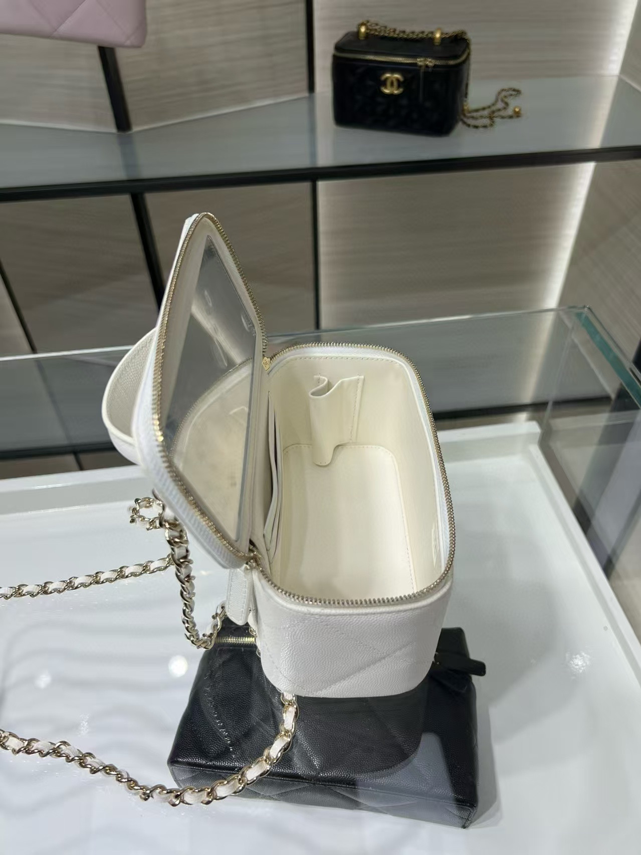 Ch**el Vanity With Chain AP4933 17x9.5x8cm