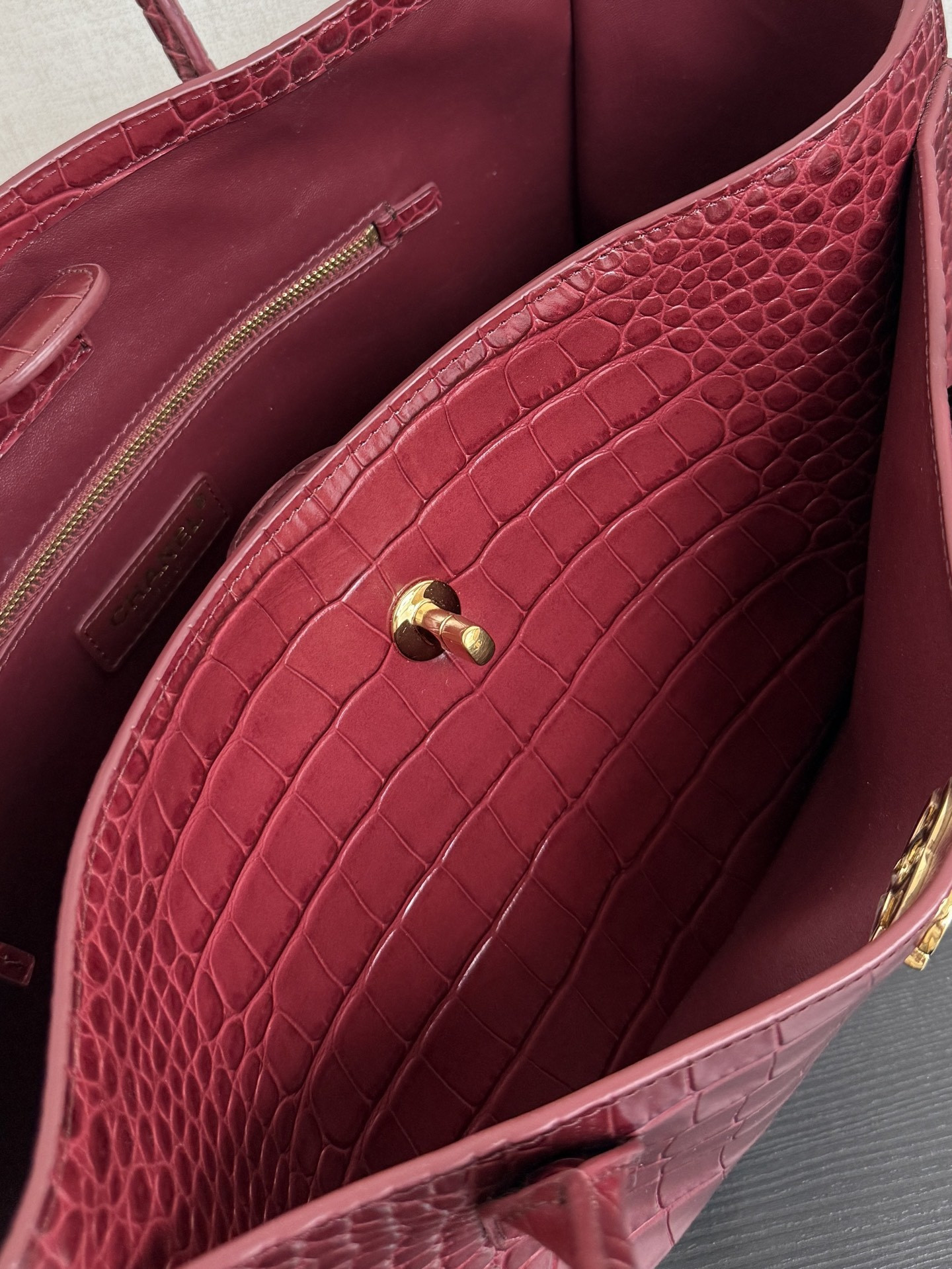 Ch**el tote crocodile-embossed bag 35x21x12cm