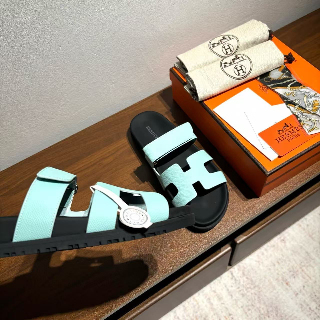 UA H**me5 Chypre Sandal