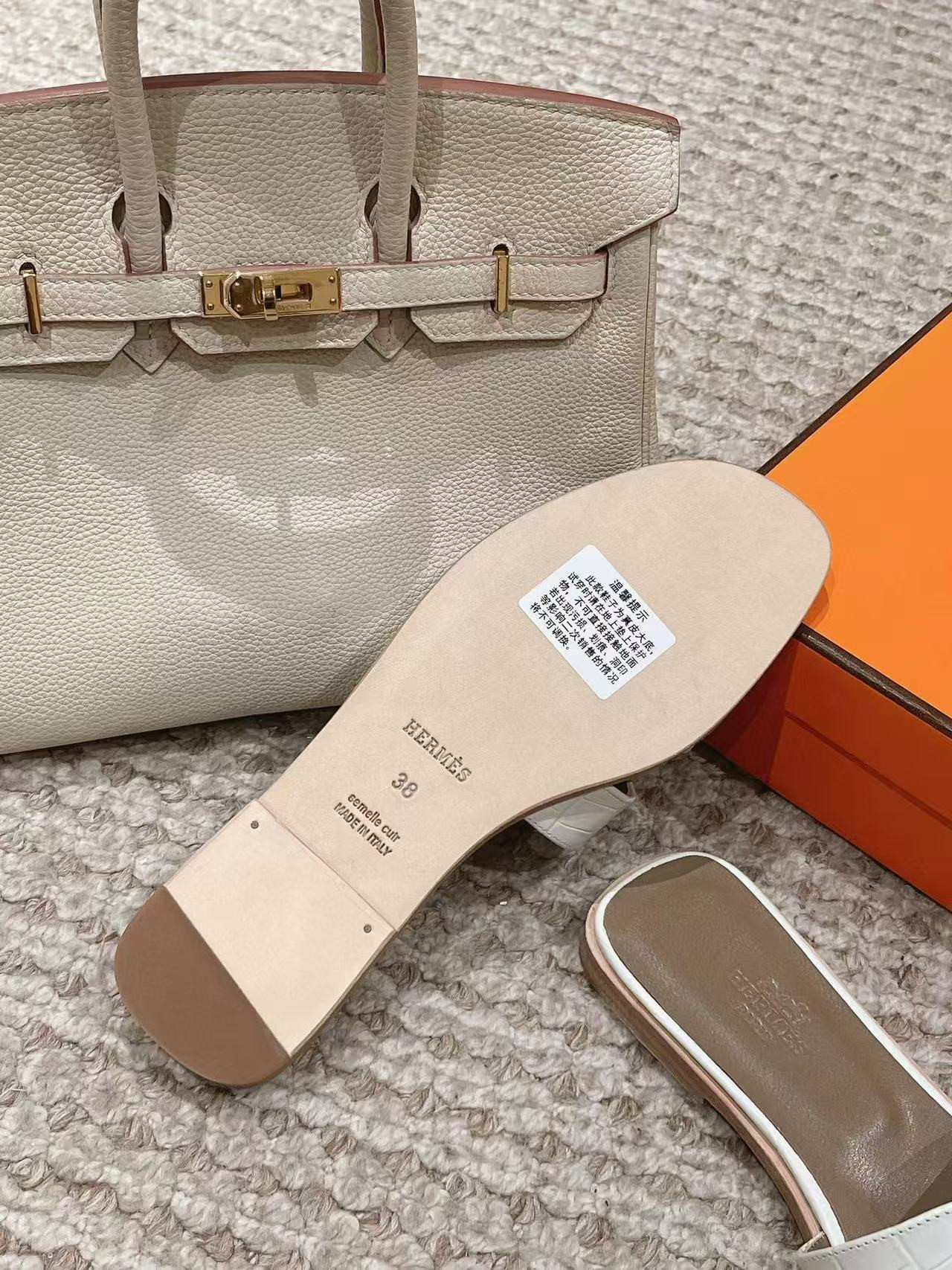 UA H**me5 Oran sandal