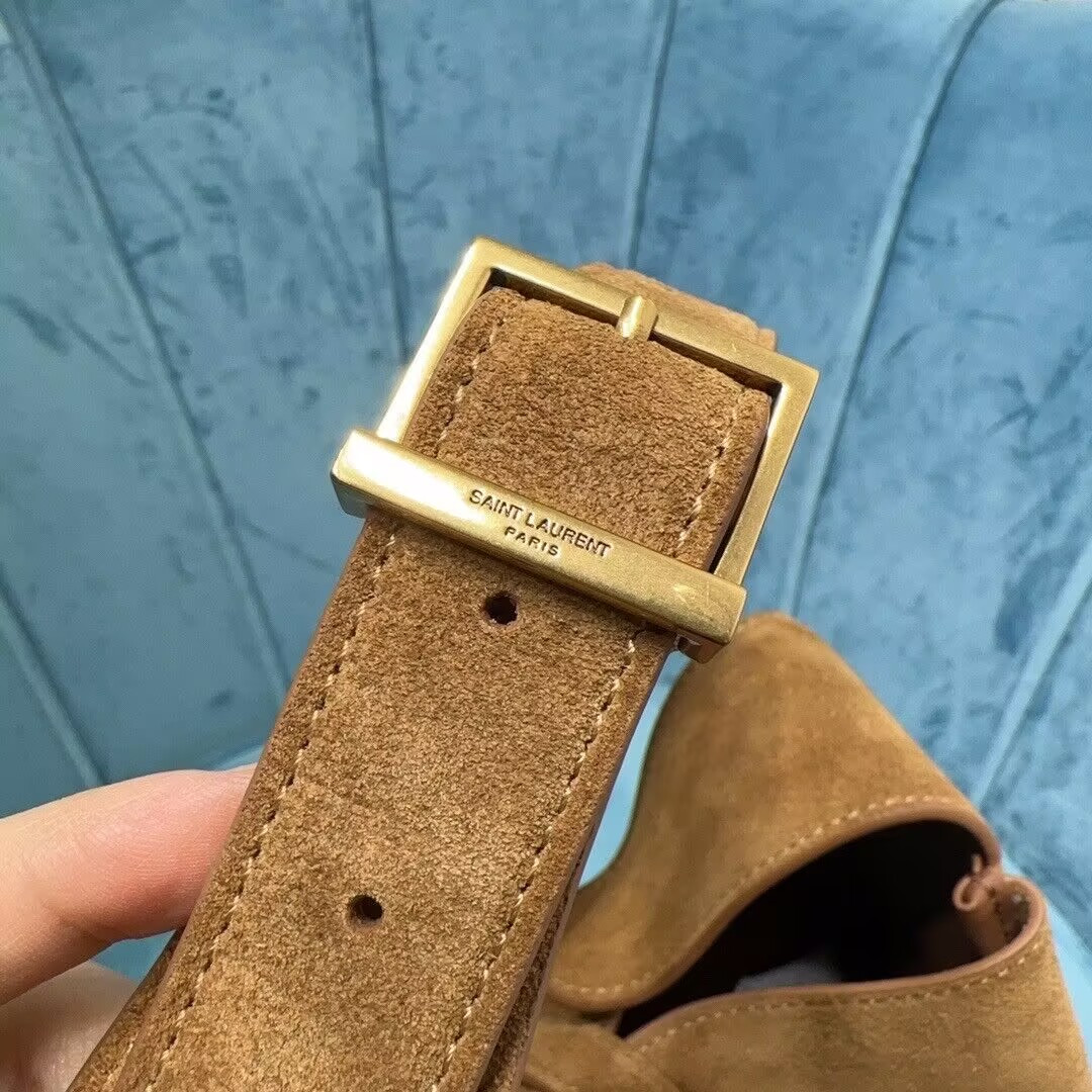 Y51 LE 5 À 7 S*pPLE IN SUEDE 23x22x8.5cm