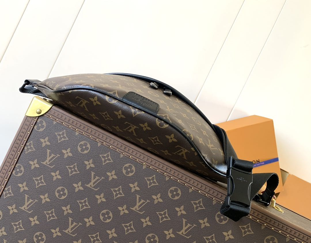 LV DISCOVERY BUMBAG M44336 Without Box 47x20x9cm