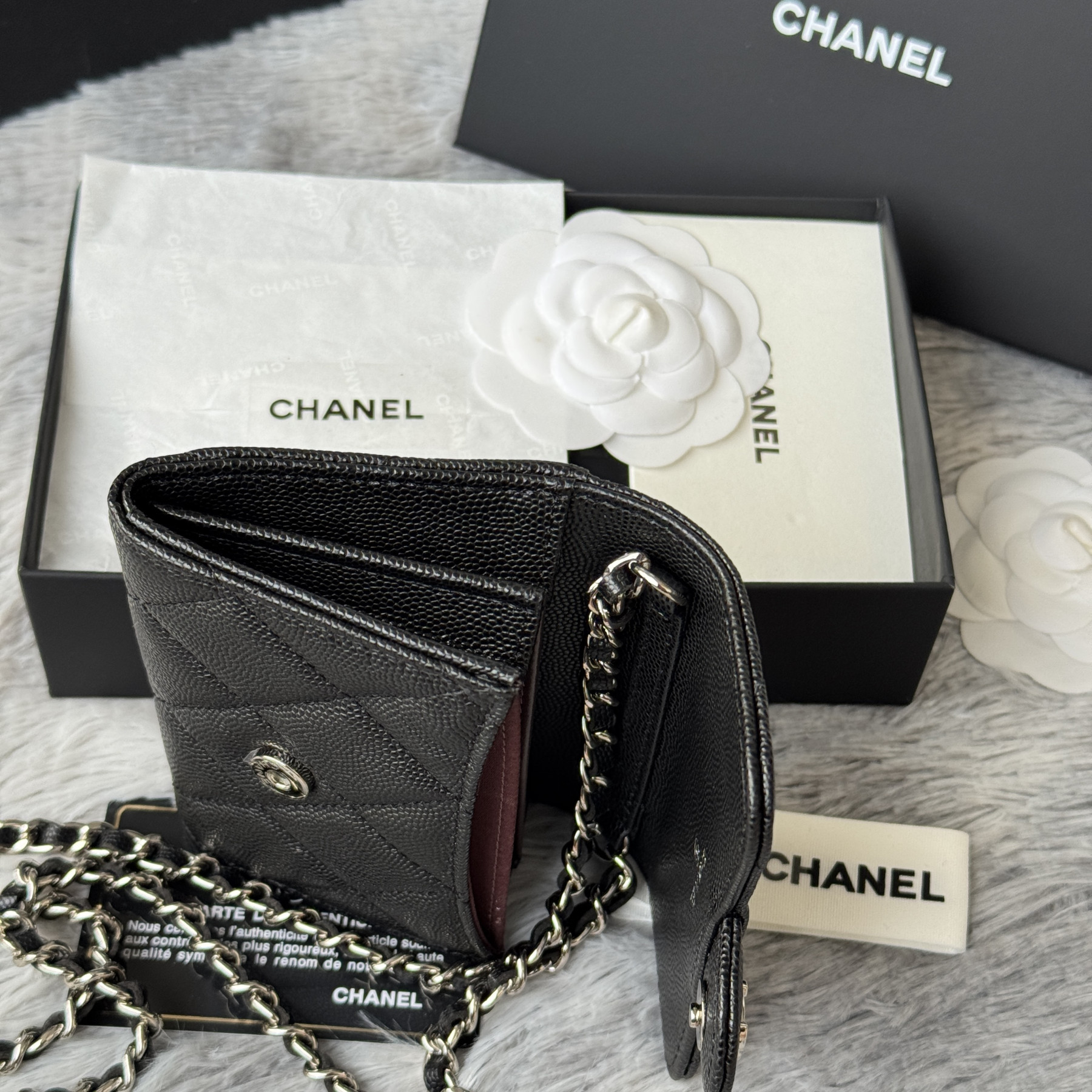 Ch**el wallet on chain 8.5x12.5x2.5cm