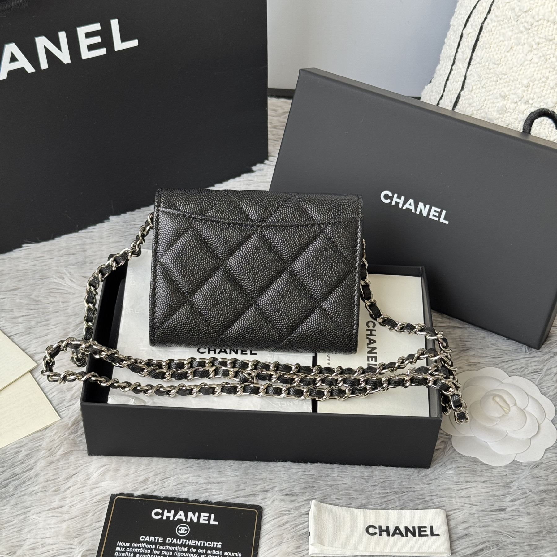 Ch**el wallet on chain 8.5x12.5x2.5cm
