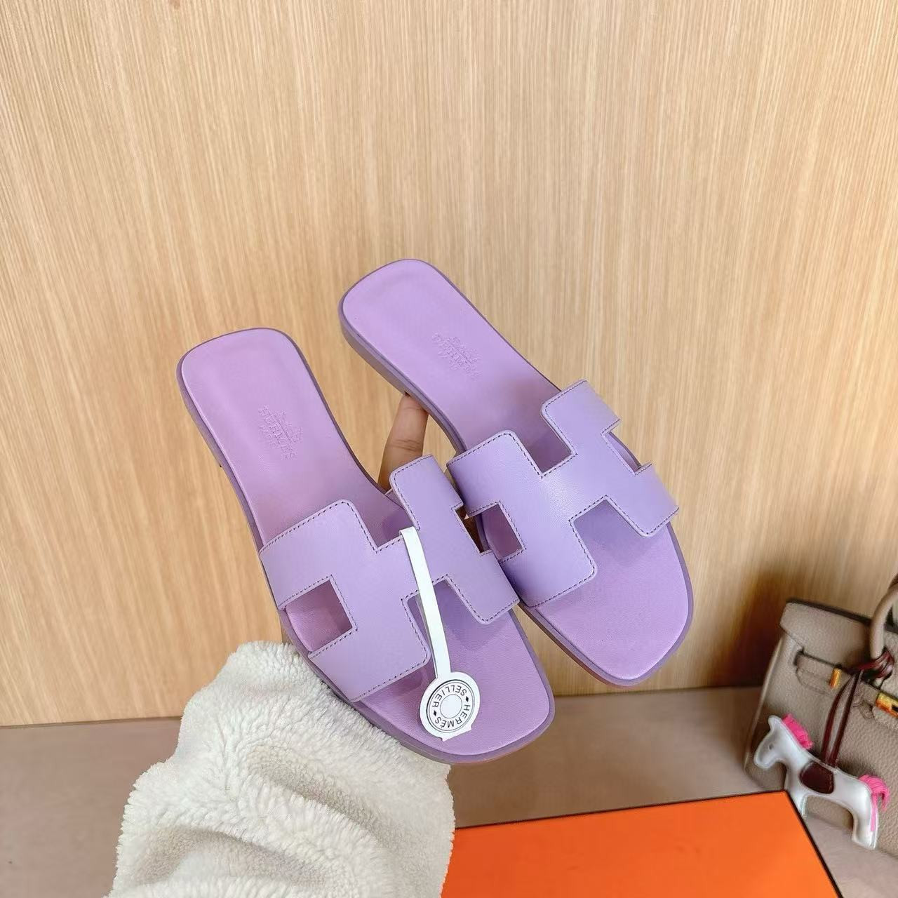 UA H**me5 Oran sandal