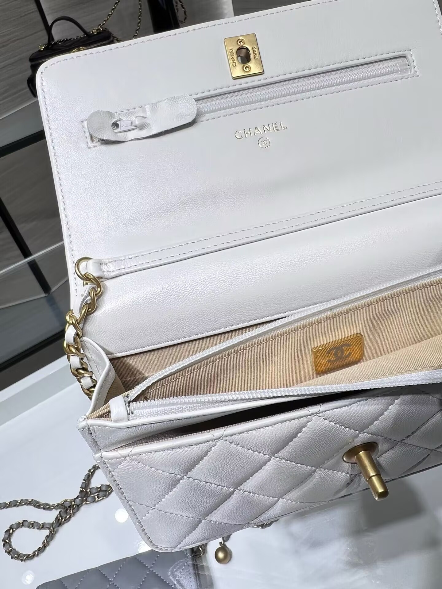 Ch**el CLASSIC WALLET ON CHAIN 4.8 × 7.5 × 1.4 in