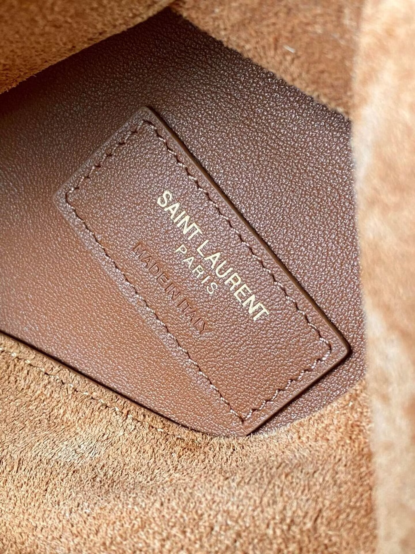 Y51 LE 5 À 7 S*pPLE LARGE IN SUEDE 30 X 31 X 13 CM