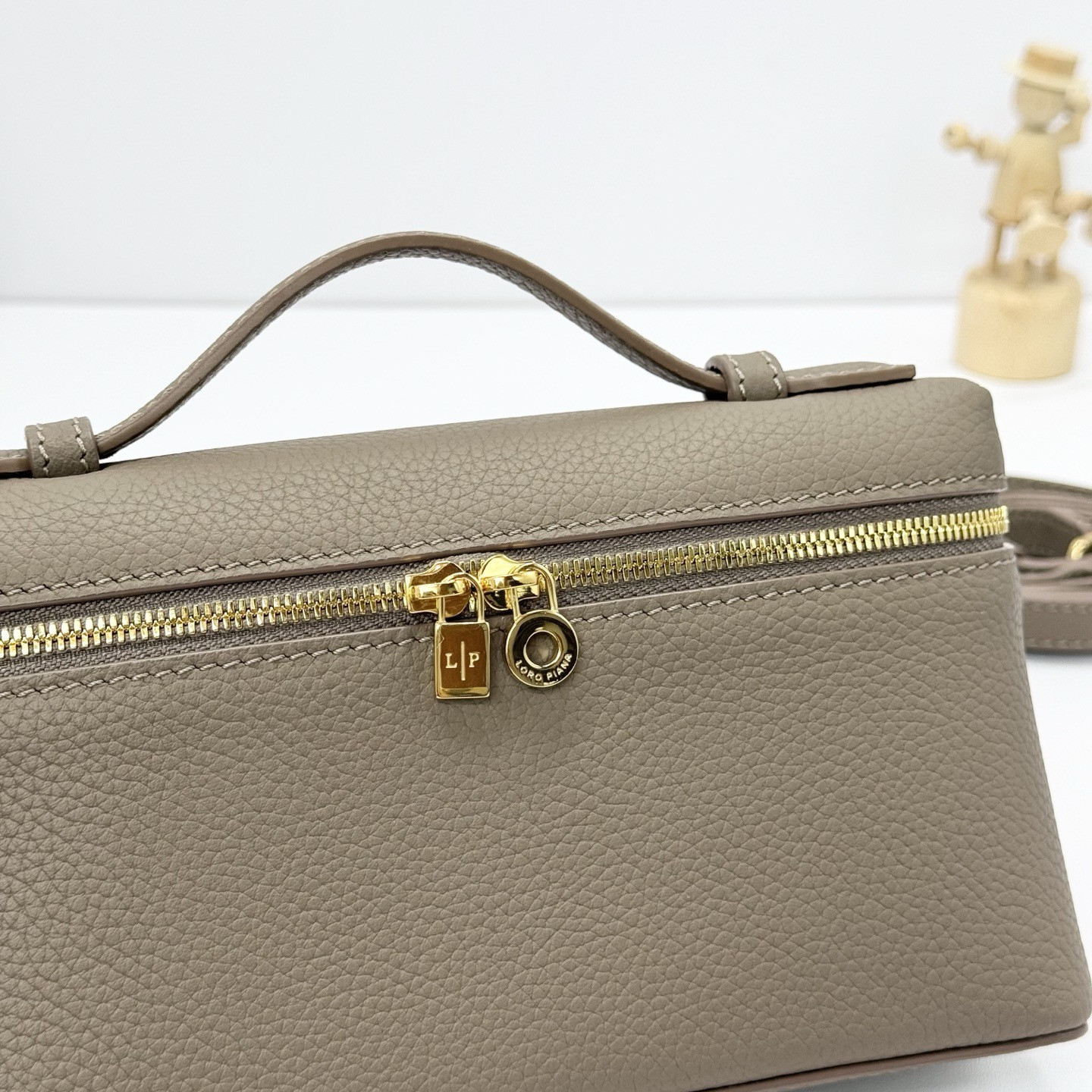 L0r0 P1ana Extra Pocket L19 Grained Calfskin 11 x 19 x 6.5 cm