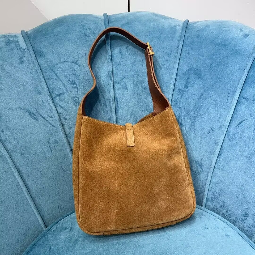 Y51 LE 5 À 7 S*pPLE IN SUEDE 23x22x8.5cm