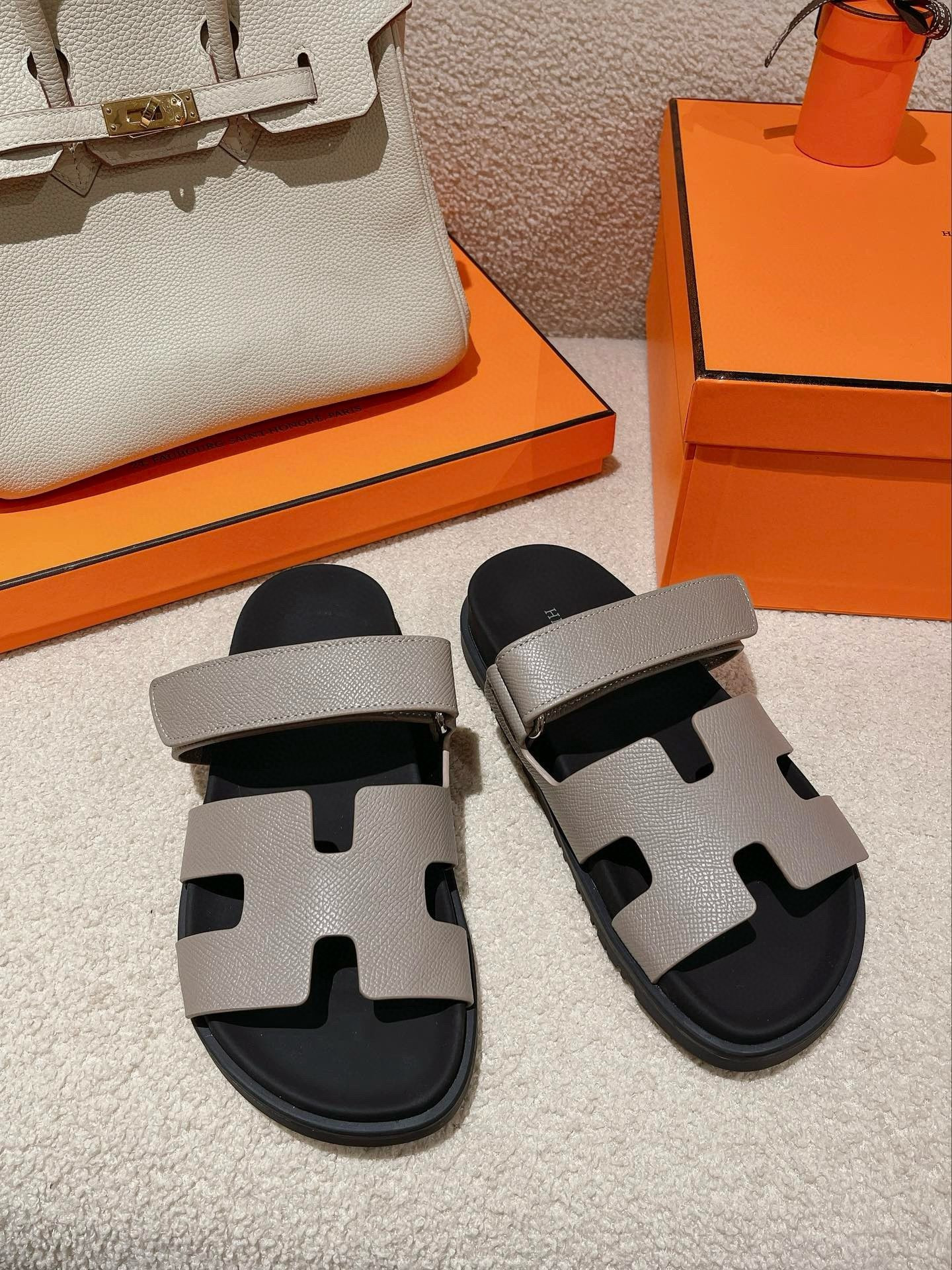 UA H**me5 Chypre sandal