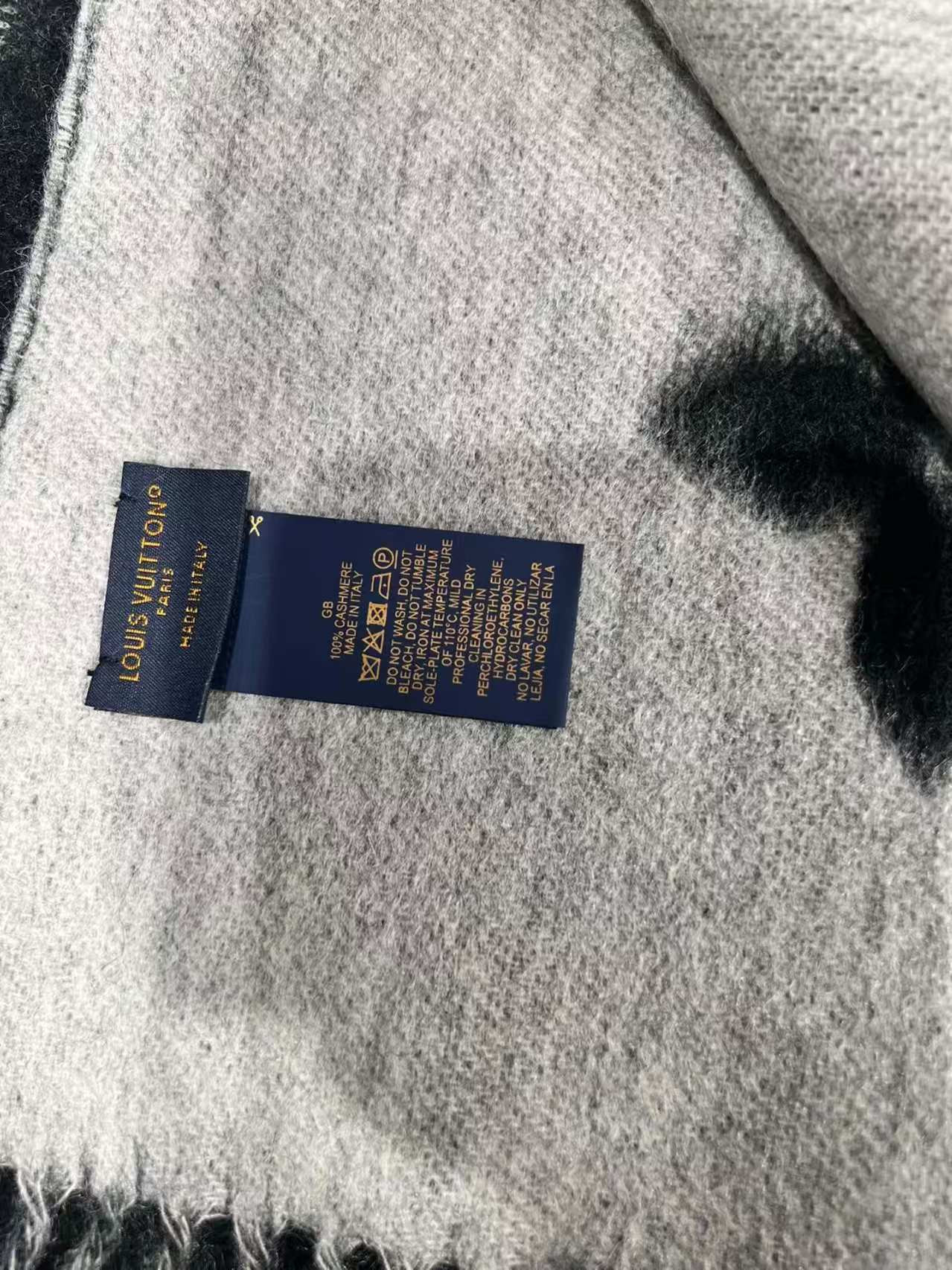Louis Vuitton Reykjavik scarf