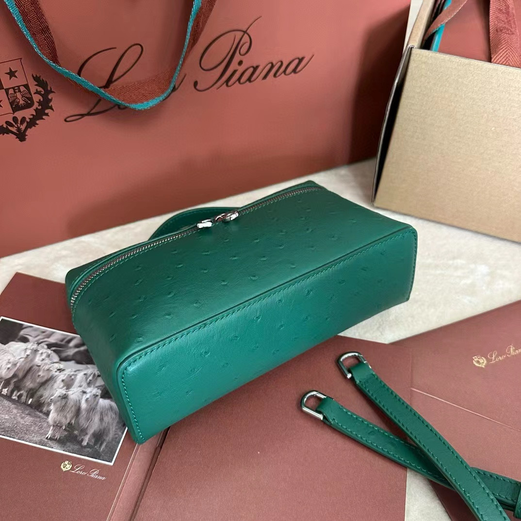 L0r0 P1ana Extra Pocket L19 Ostrich-grained Leather 11x19x6.5cm