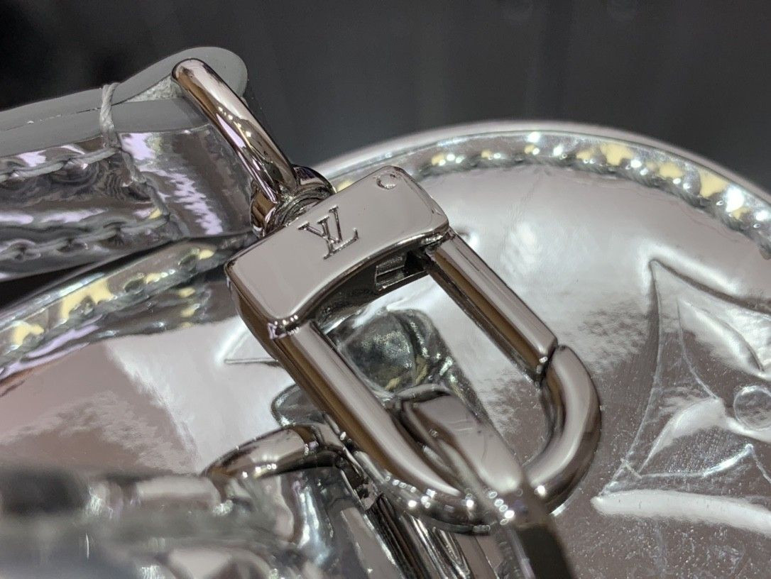 LV Vanity Chain Pouch M26097 11.5x6.5x19cm