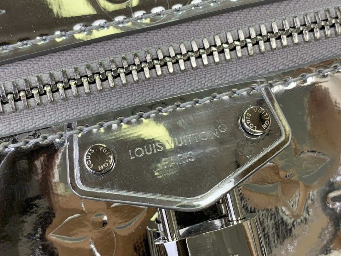 LV Vanity Chain Pouch M26097 11.5x6.5x19cm