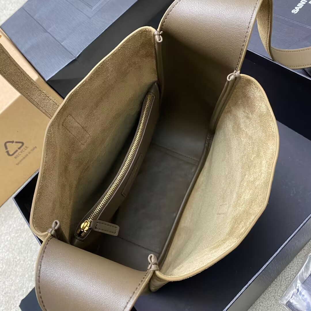 Y51 LE 5 À 7 S*pPLE IN SUEDE 23x22x8CM