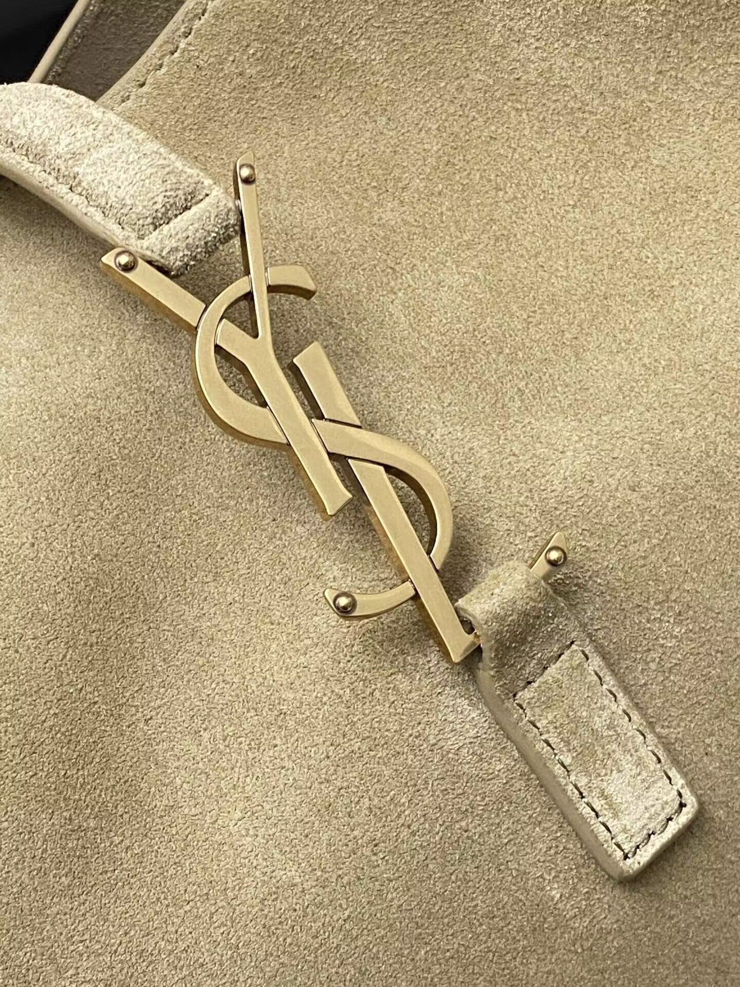 Y51 LE 5 À 7 S*pPLE IN SUEDE 23x22x8CM