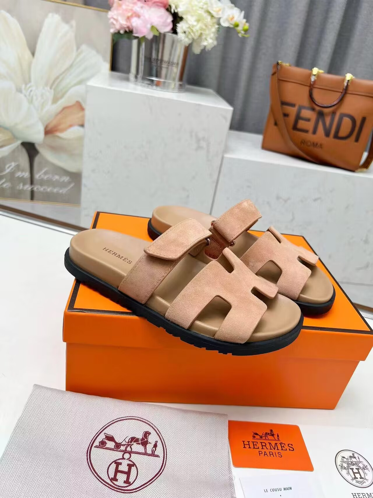 UA H**me5 Chypre sandal