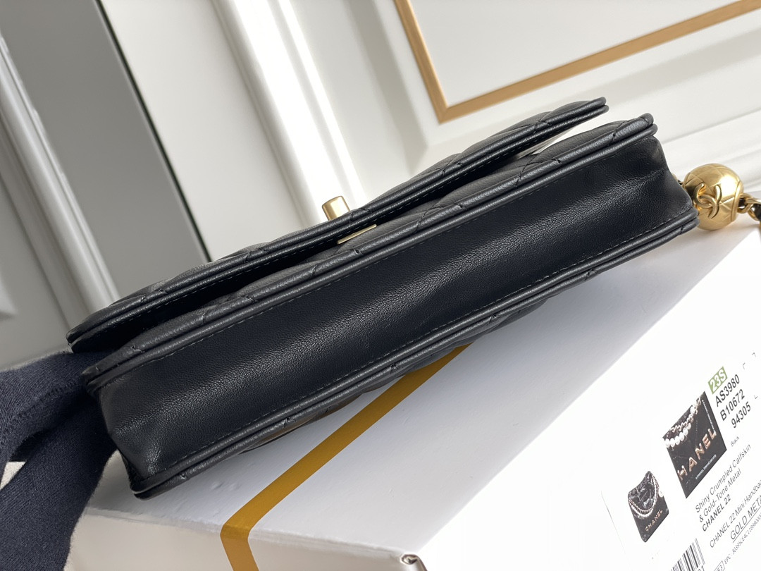 Ch**el CLASSIC WALLET ON CHAIN 4.8 × 7.5 × 1.4 in