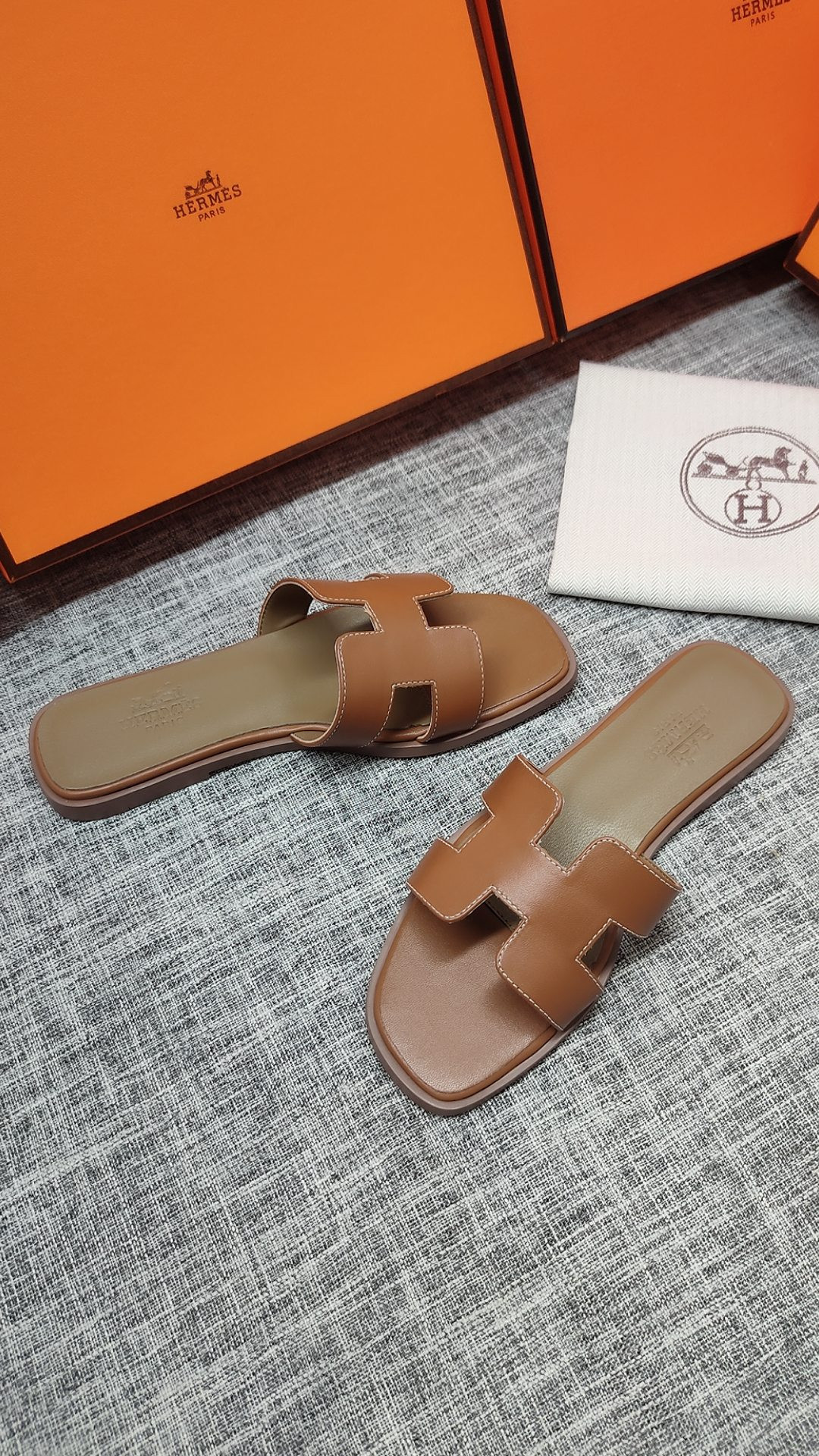 UA H**me5 Oran sandal