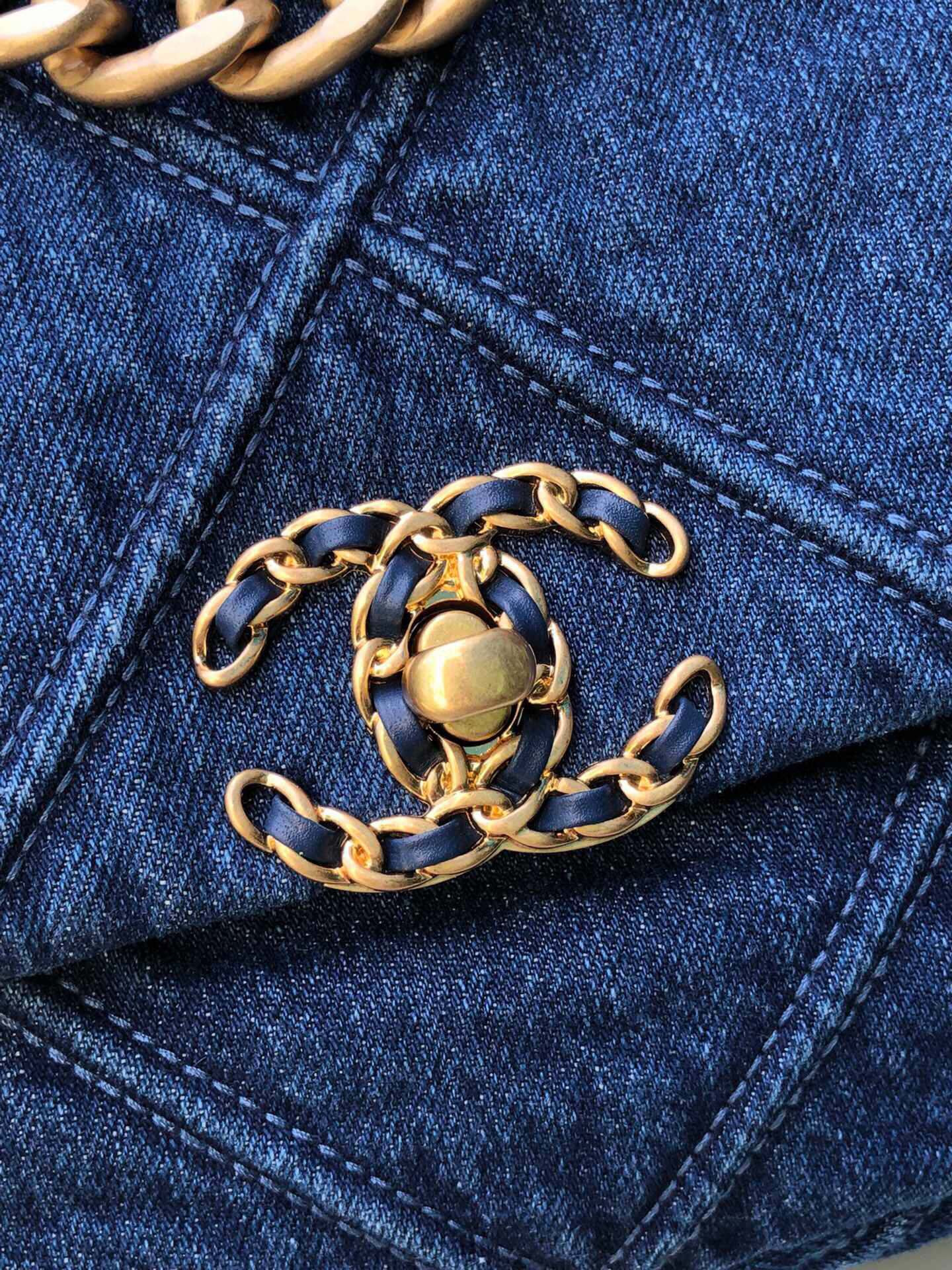 Ch**el 19 HANDBAG Ruthenium-Finish Metal Navy 6.2 × 10.1 × 3.5 in