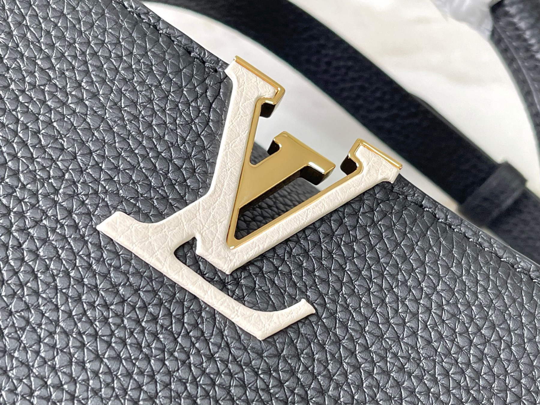 LV Capucines BB M48865 27 x18 x 9 cm