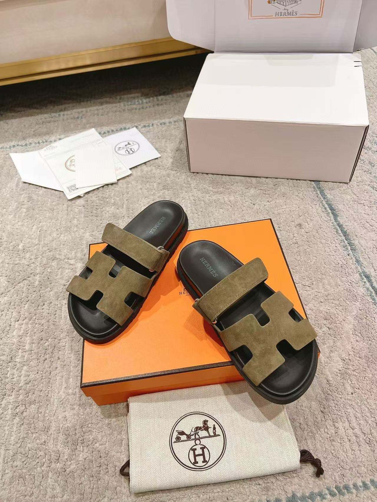 UA H**me5 Chypre sandal