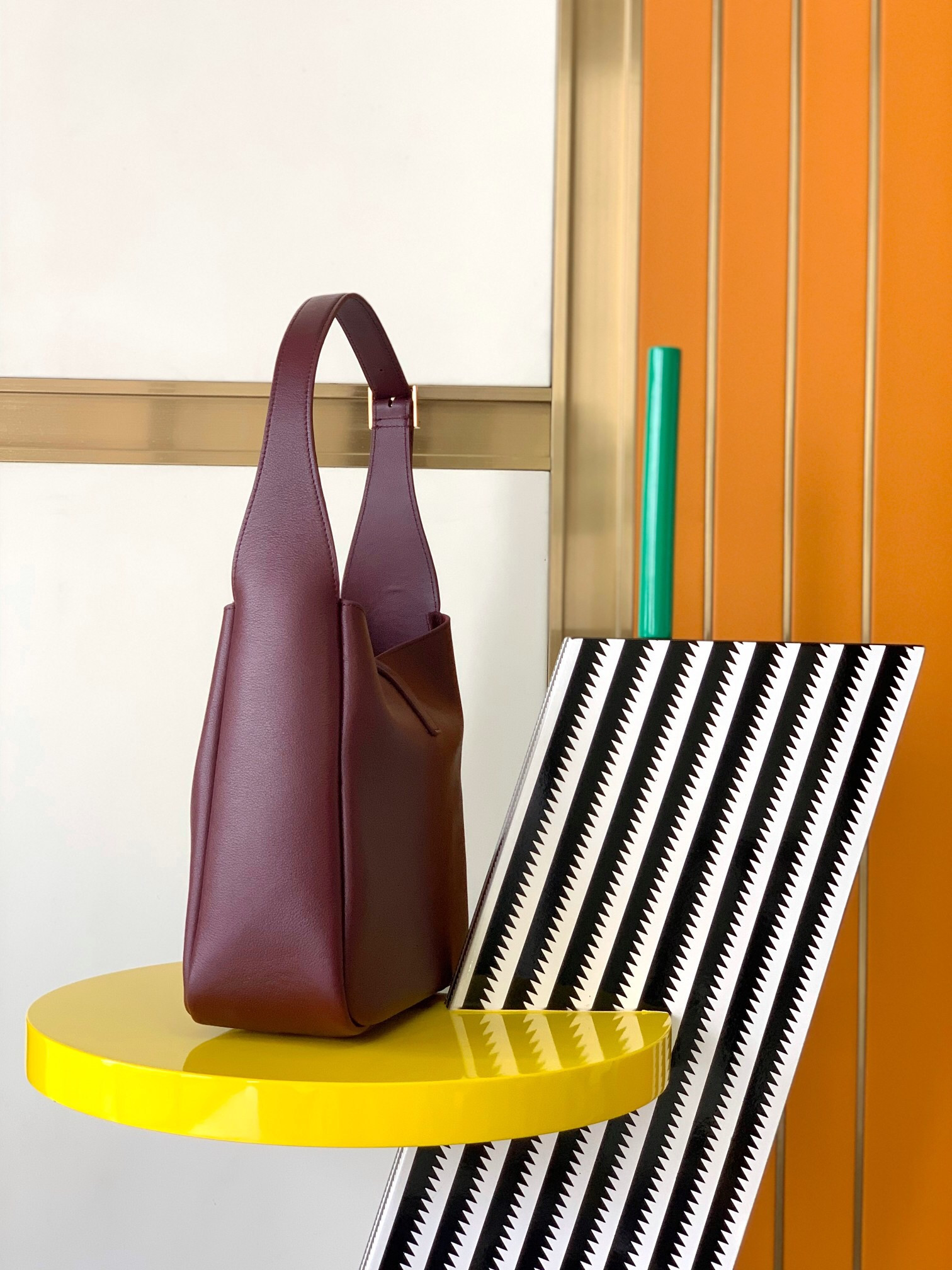 Y51 LE 5 À 7 S*pPLE SMALL IN GRAINED LEATHER  23 x 22 x 8.5 cm