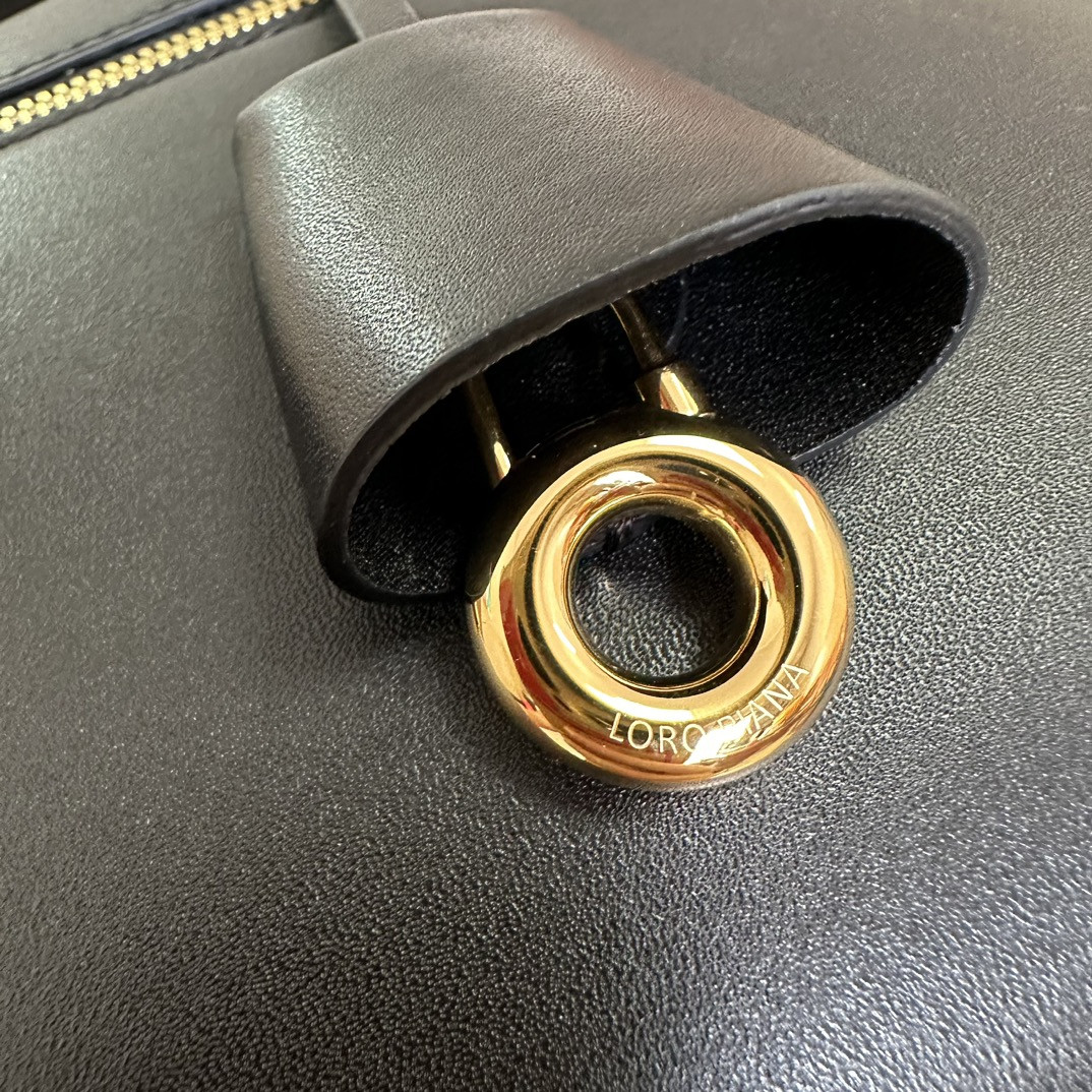 L0r0 P1ana Extra Pocket L27 Ostrich Leather 16 x 27 x 10 cm