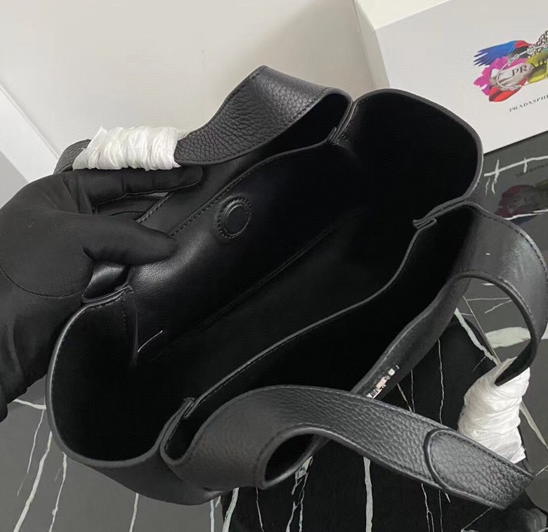 Pra*a Medium Leather Tote 25x21.5x14cm