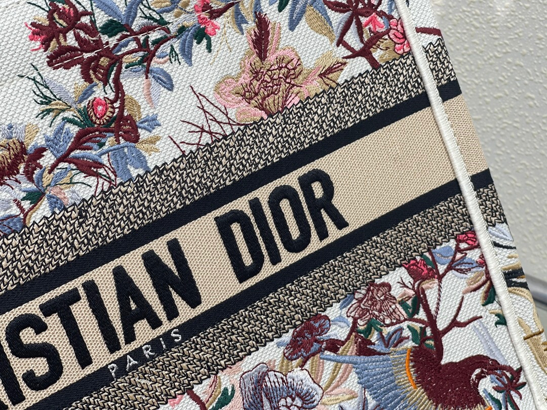 MEDIUM D10r BOOK TOTE White Multicolor Dragon Zodiac Embroidery 36 x 27.5 x 16.5 cm