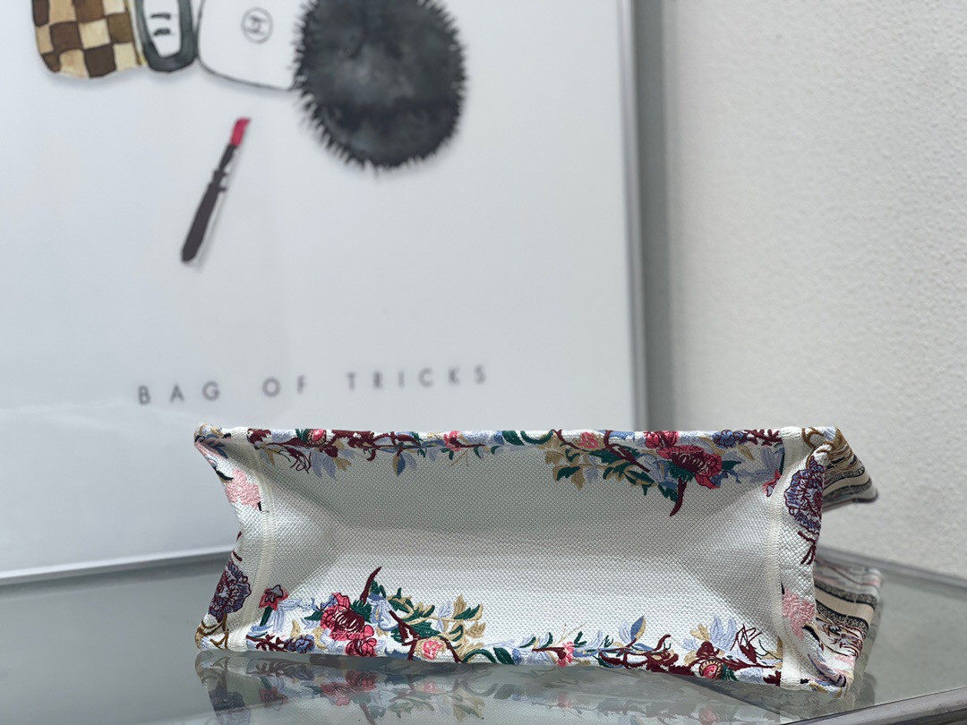 MEDIUM D10r BOOK TOTE White Multicolor Dragon Zodiac Embroidery 36 x 27.5 x 16.5 cm