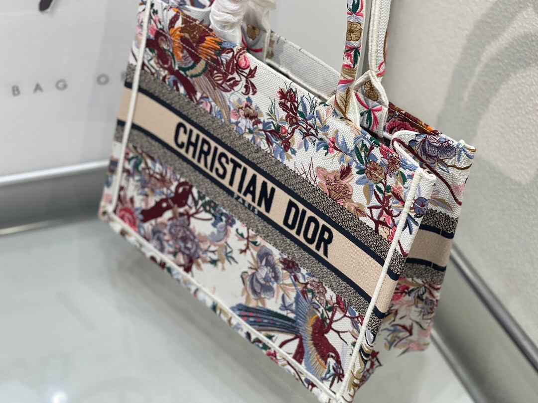 MEDIUM D10r BOOK TOTE White Multicolor Dragon Zodiac Embroidery 36 x 27.5 x 16.5 cm