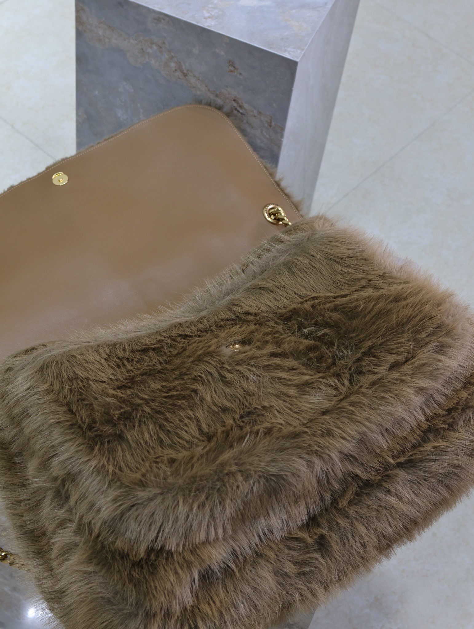 Y51 NIKI LARGE IN SHEARLING 47 X 34 X 16 CM