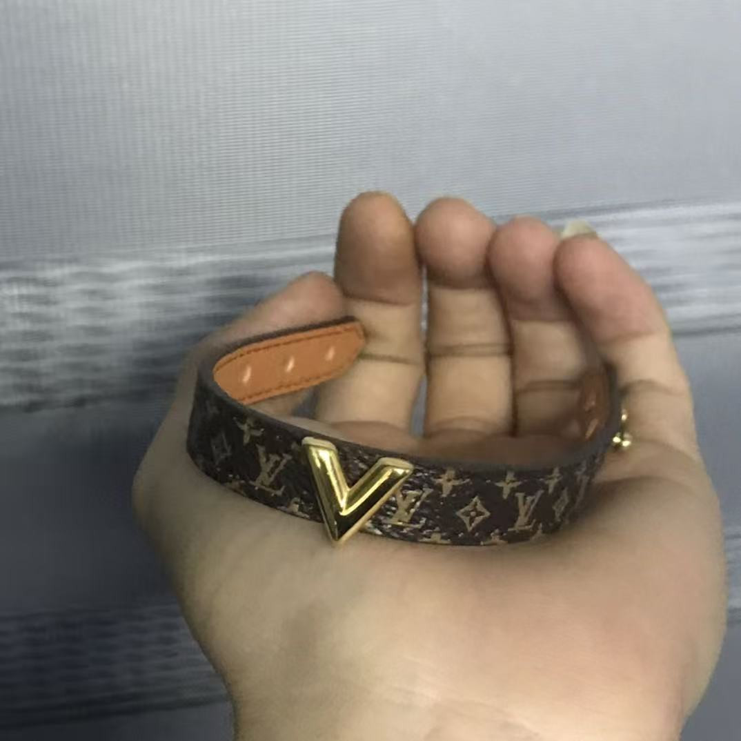 L0vis Vvtt0n Essential V Bracelet