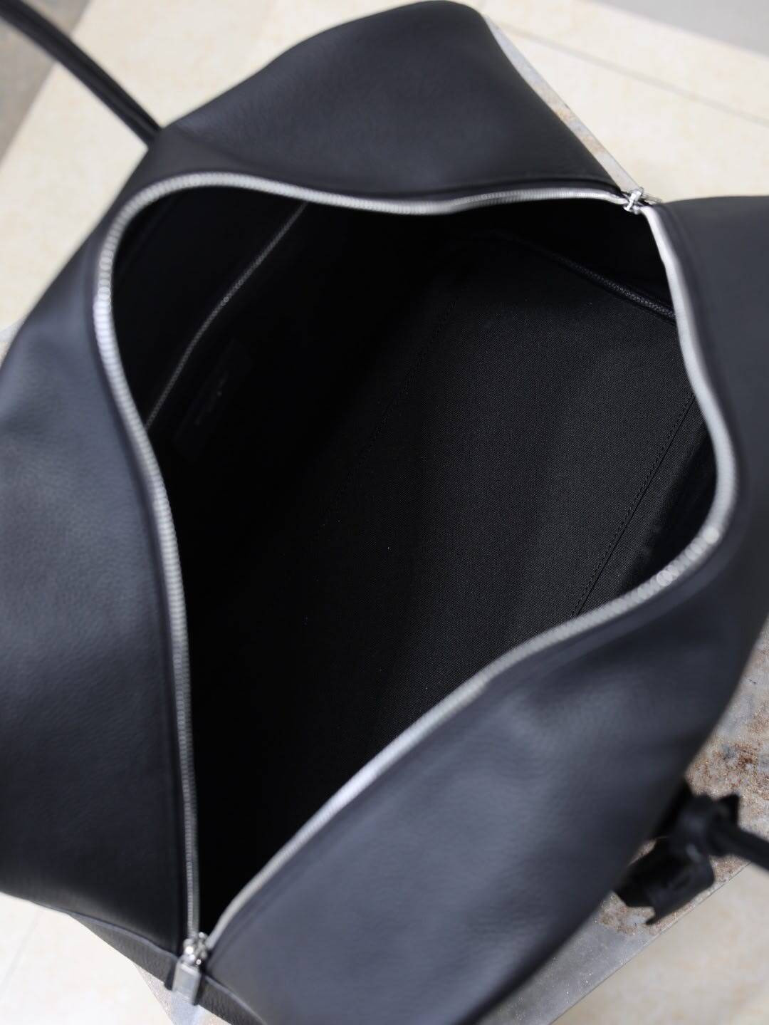 Y51 SAC DE JOUR Medium Boston in Grained Leather 41x25x19-22.5cm