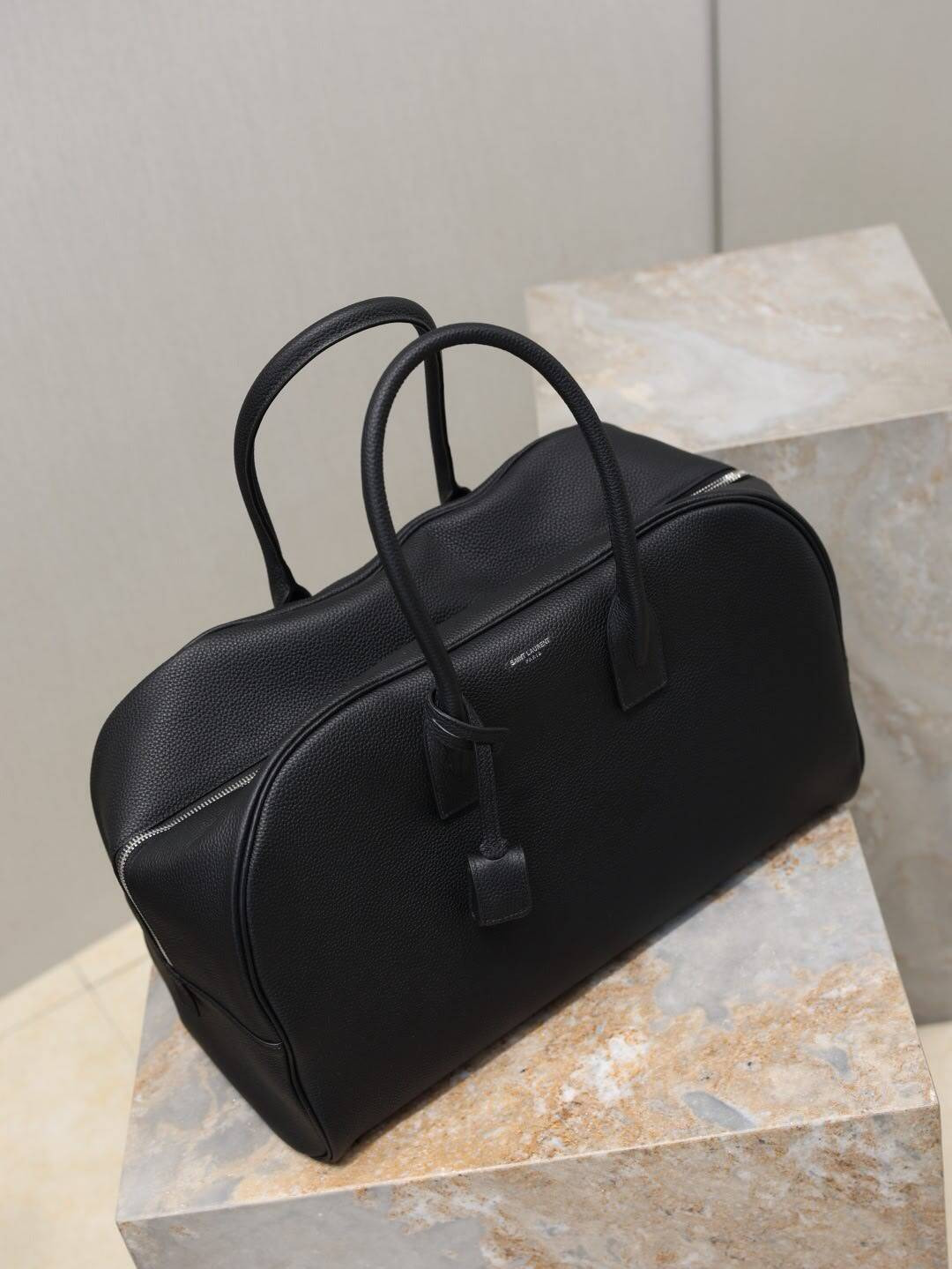 Y51 SAC DE JOUR Medium Boston in Grained Leather 41x25x19-22.5cm