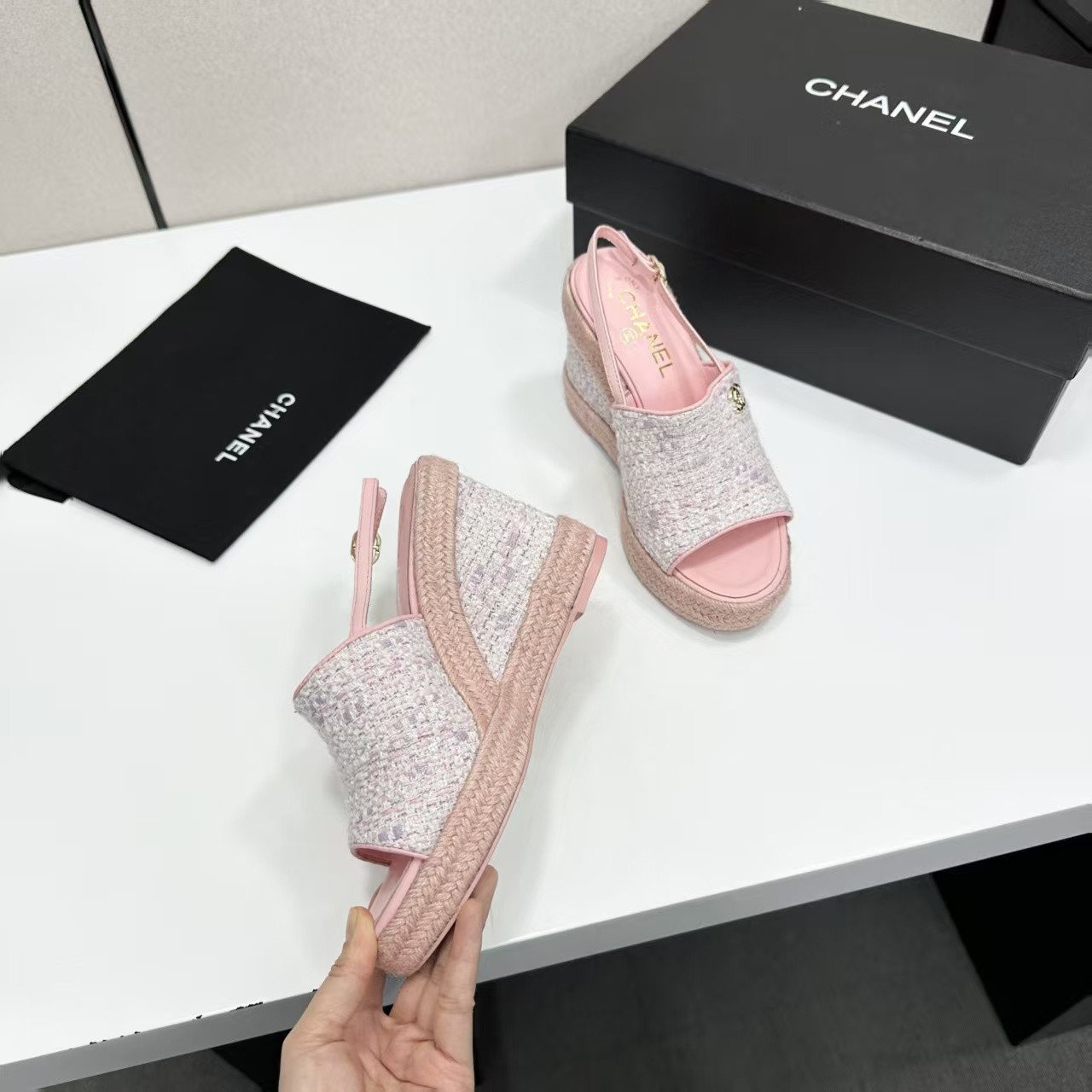 ua Ch**el sandals