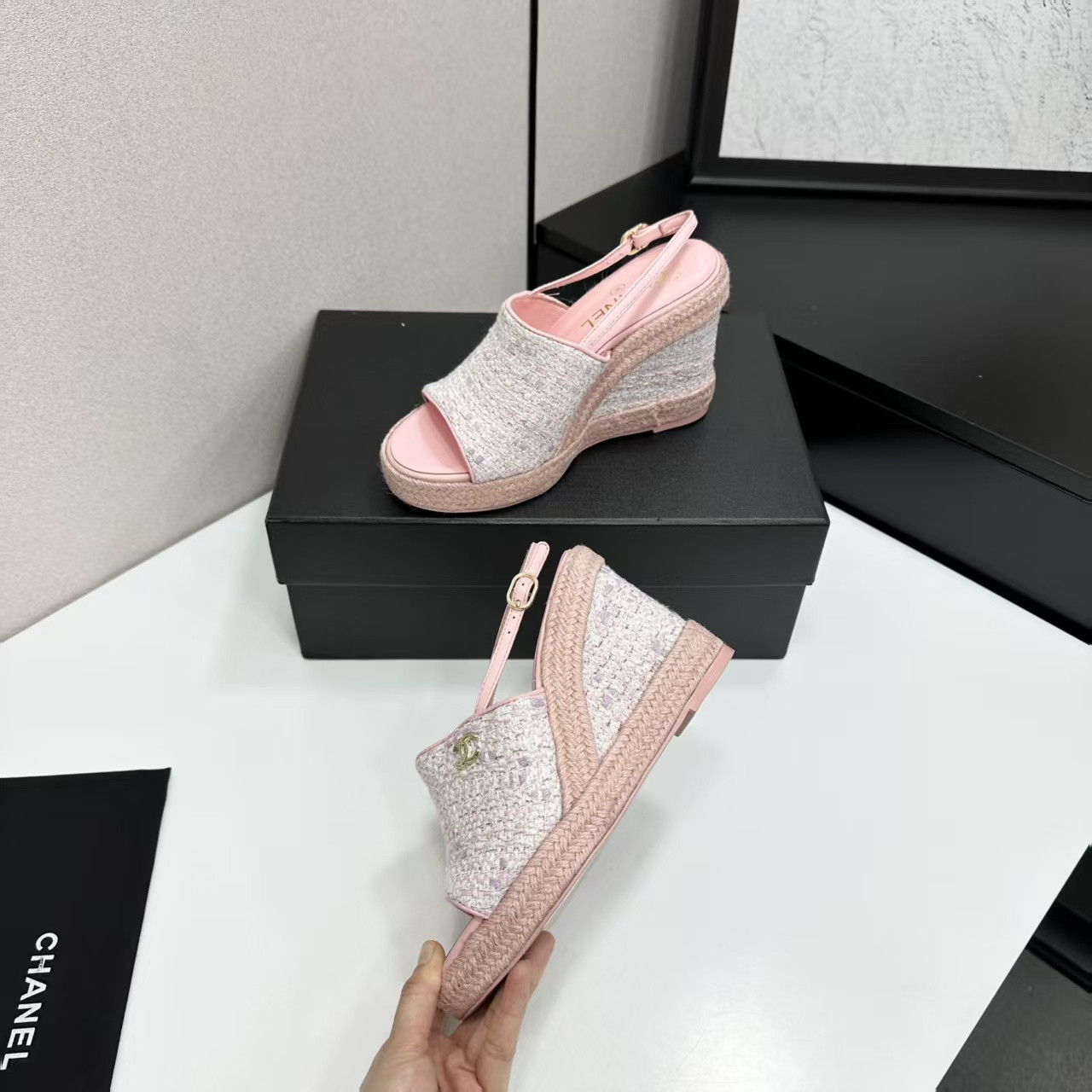 ua Ch**el sandals