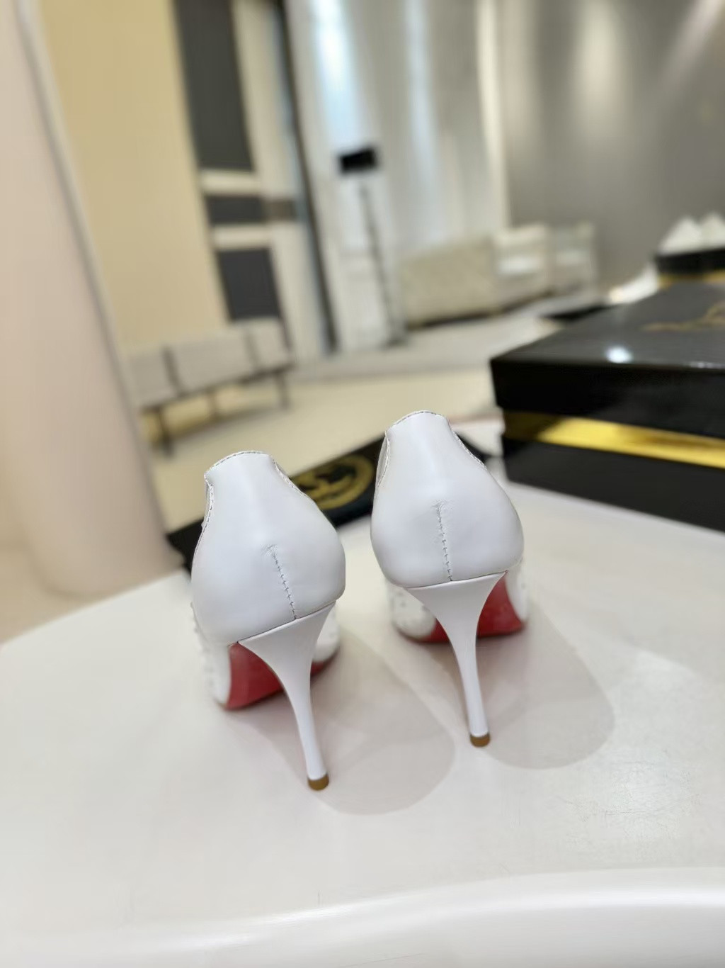 UA Christian Louboutin Miss Z Degrastrass Perla Pumps