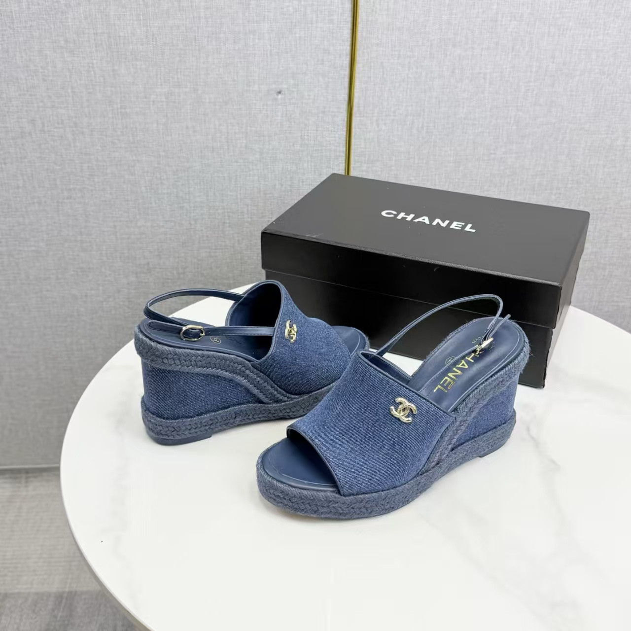 ua Ch**el sandals